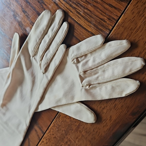 Vintage Cream Nylon 14-Inch Ladies Gloves, Size 6.5 - Picture 2 of 16